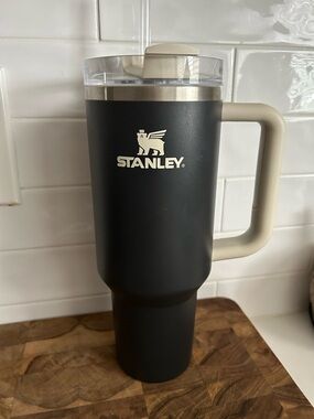 Stanley 40 0z Quencher Black  with Beige Handle. Limited Edition